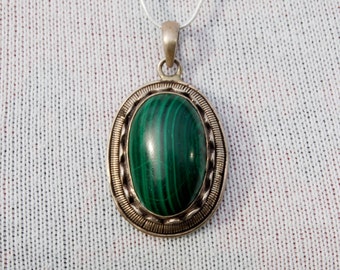Stunning Vintage Silver Pendant with a Malachite gem.   With Silver Chain.