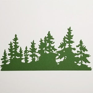 Puede incluir: Una silueta verde de un bosque con pinos de diferentes alturas. Los árboles están recortados en papel y están dispuestos en una fila.