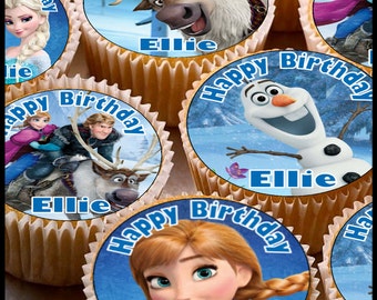 Pode incluir: Um conjunto de seis toppers para cupcakes com personagens do filme Frozen. Os toppers são redondos e impressos com imagens de Elsa, Anna, Olaf, Kristoff, Sven e um floco de neve. Os toppers são personalizados com o nome "Ellie" e a frase "Feliz Aniversário".