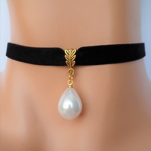 Pearl velvet choker