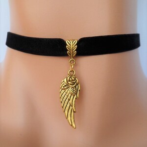 Angel wing choker