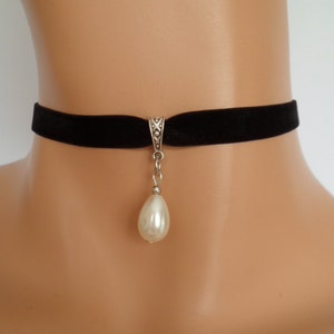 Pearl velvet choker