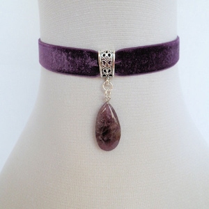 Elasticated Velvet Choker necklace in Purple plum with Amethyst