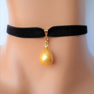 Pearl velvet choker