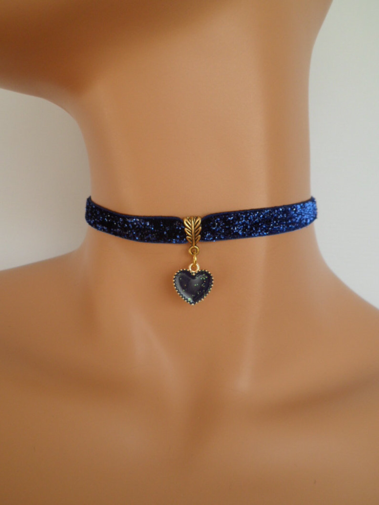 Choker with heart pendant Clearance