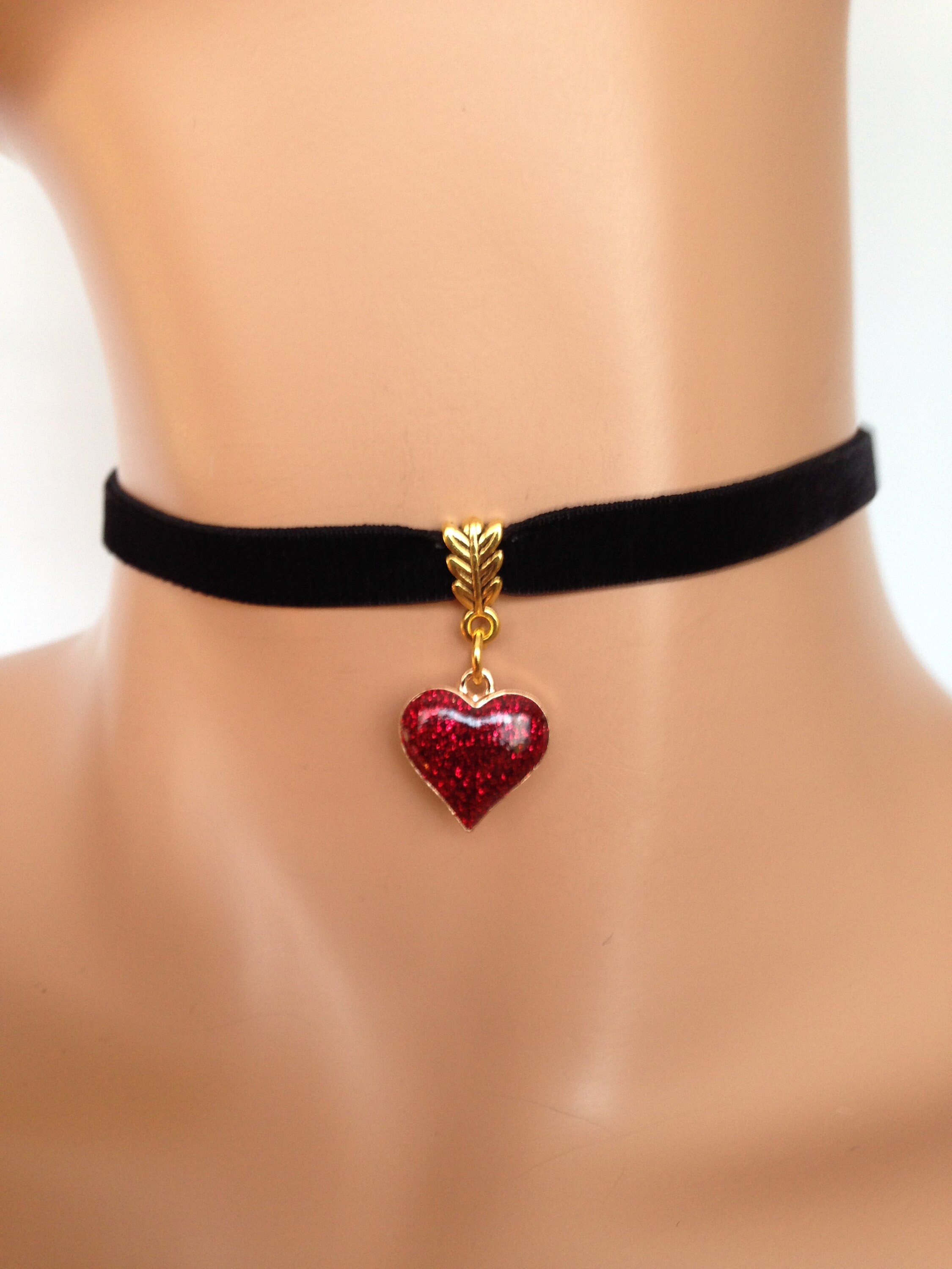 Red heart choker deals