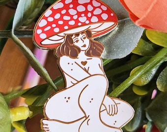 Spilla smaltata Amanita Muscaria Mushroom Girl - Spilla Red Mushroom Girl