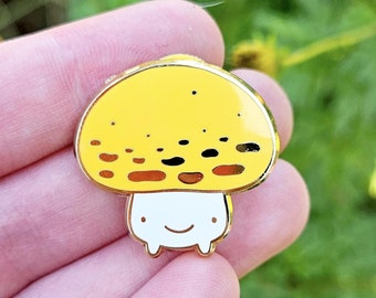 Amico fungo giallo - Spilla in smalto duro
