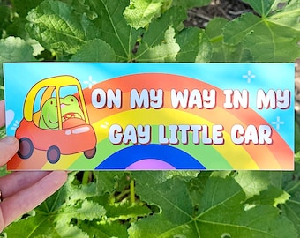 Adesivo per paraurti "In viaggio nella mia piccola auto gay"