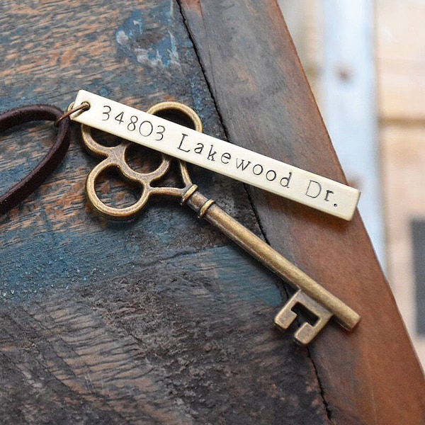 Primer adorno para el hogar - Custom Stamped New House Address Skeleton Key - Etiqueta de boda de regalo de inauguración personalizada - Rustic Vintage BRASS OG