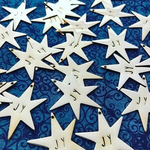 Dije de estrella personalizado - Estrellas personalizadas estampadas a mano - Etiqueta con número inicial - Adorno con letra - Etiqueta para copa de vino - Latón rústico dorado