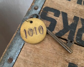 Vintage Skelett Schlüssel - Antike Hotelschlüssel - Messing Scheibenanhänger - Rustikales Wohnaccessoire - Primitiv Industrielles Altmaterial - Nummer 1010
