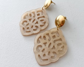 Ohrstecker mit Resin Ornament in beige, vergoldet, Edelstahl, Resin, leichter Ohrhänger, Geschenk für Frauen, Geschenk Braut, Brautschmuck