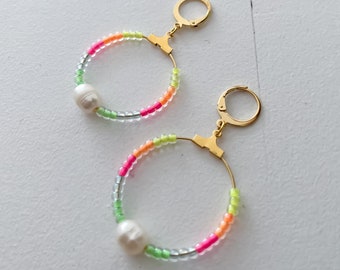 Ohrhänger NEON mit Süßwasserperle, Hoops, Festival, Regenbogenfarben, Regenbogen, neon, Geschenk für Frauen, Geschenk für Teenies,