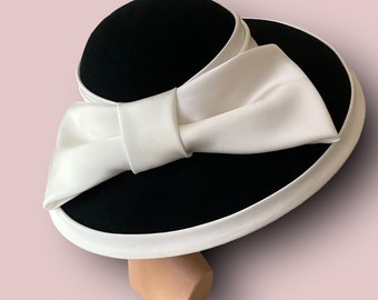 Madame R.- Damenhut, schwarz-weiß, im New-Look mit großer Schleife