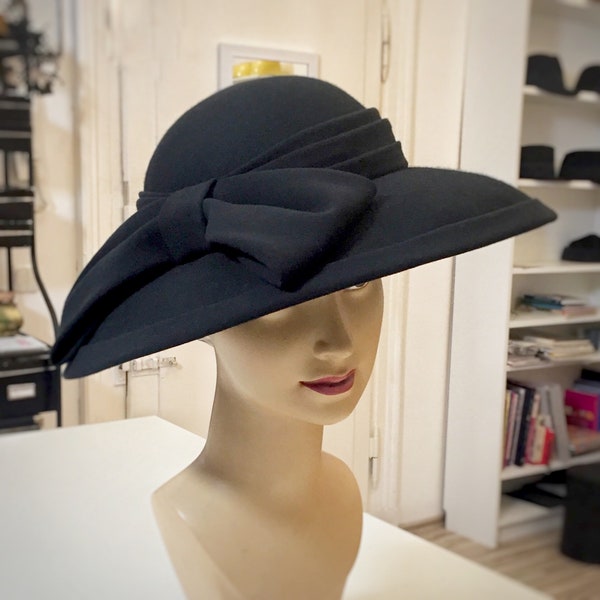 Madame R.- Damenhut, schwarz, im New-Look mit großer Schleife