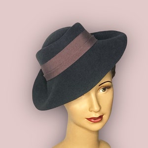 Ingrid- 1940s hat, cavia color with mauve band.