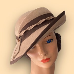 Hat Edna, beige and brown, in the style of the 30s and 40s with curved brim and feminine plying.
