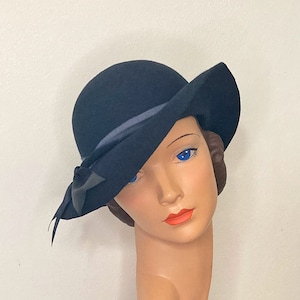 1930s felt hat “Mardie” navy with grosgrain and satin ribbon trim