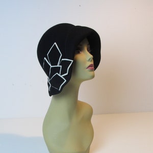 Phrynie - 1920s cloche, bell hat, black with white appliqué.