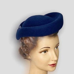 Pat cap in 40s style, wool felt blue