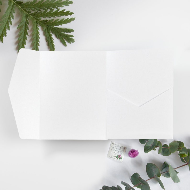 Pu&ograve; includere: Carta bianca piegata con una tasca sul davanti. La carta &egrave; vuota e pronta per essere scritta.