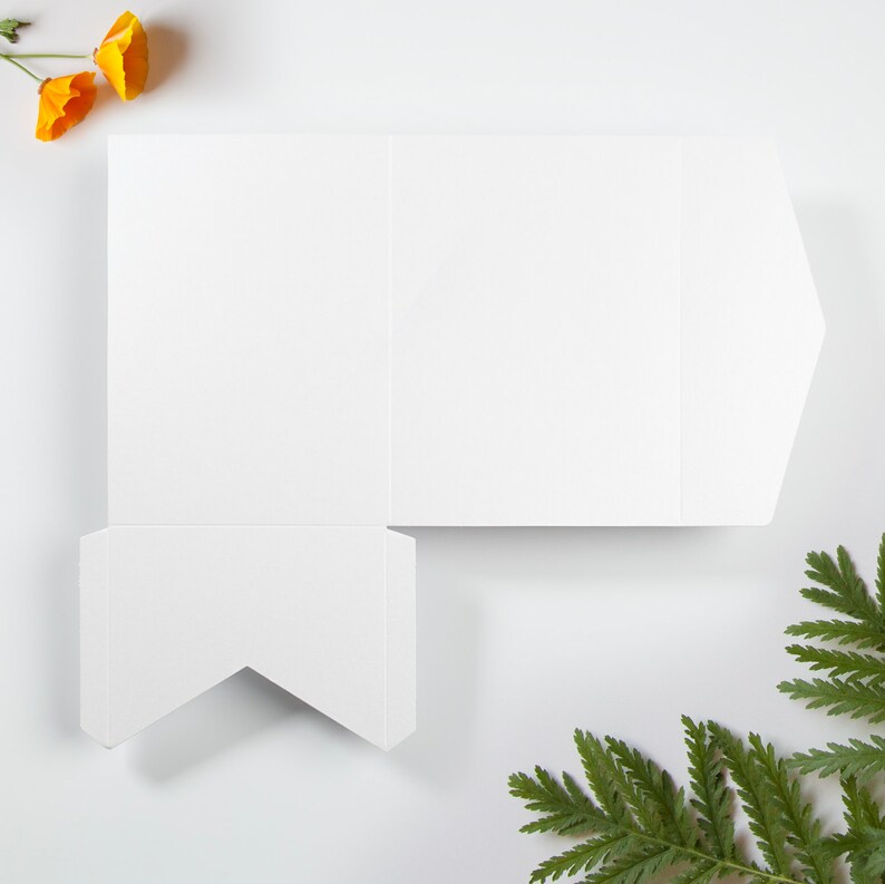 Pu&ograve; includere: Un cartoncino bianco piegato con una linguetta appuntita. Il cartoncino &egrave; vuoto e pronto per essere scritto o decorato.