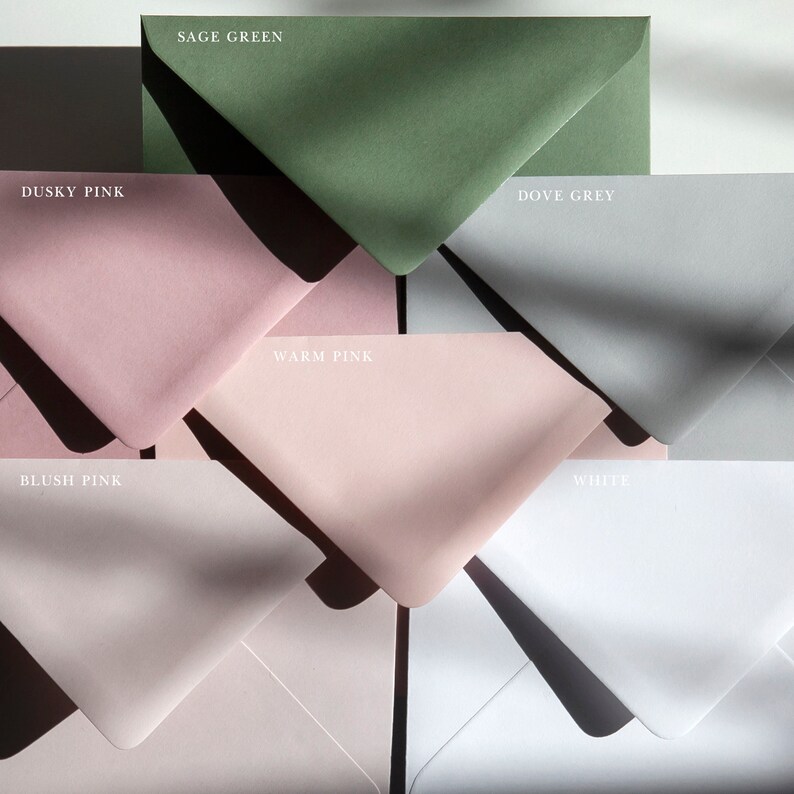 Pu&ograve; includere: Cinque buste di colori diversi con i nomi dei colori stampati su ogni busta: verde salvia, rosa scuro, grigio tortora, rosa caldo, rosa blush e bianco.
