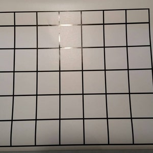 Könnte beinhalten: Ein weißes Gitter mit schwarzen Linien, das ein 7x7-Gittermuster bildet.