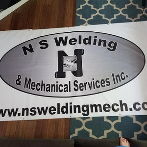 Könnte beinhalten: Weißes Banner mit einem schwarzen Oval, das den Text "NS Welding & Mechanical Services Inc." und die Website-Adresse "www.nsweldingmech.com" enthält.