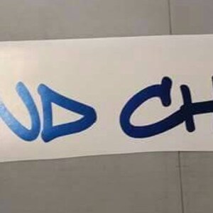 K&ouml;nnte beinhalten: Ein wei&szlig;er Vinyl-Aufkleber mit den Worten "Second Chance" in blauer und schwarzer Graffiti-Schrift.
