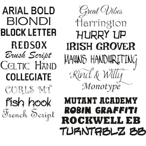 K&ouml;nnte beinhalten: Eine Liste von Schriftarten in schwarzem Text auf wei&szlig;em Hintergrund. Die Schriftarten umfassen Arial Bold, Biondi, Block Letter, Red Sox, Brush Script, Celtic Hand, Collegiate, Curls MT, Fish Hook, French Script, Great Vibes, Harrington, Hurry Up, Irish Grover, Mawns Handwriting, Kind & Willy, Monotype, Mutant Academy, Robin Graffiti, Rockwell EB, Turntablz BB und OR CUSTOM FONT CHOICE.