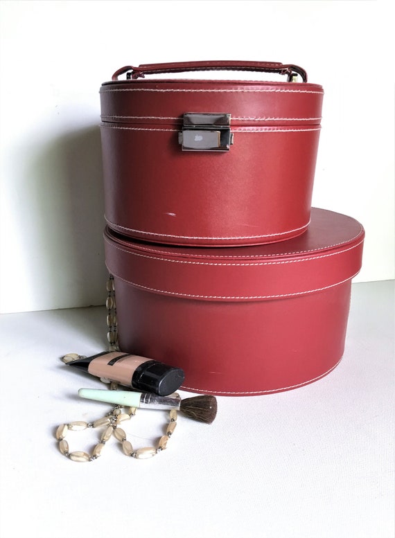 Vintage Red Faux Leather Round Makeup Vanity Jewelry Case Vintage Red Faux Leather Round Makeup, Old Makeup Vanity Box