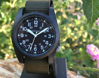Bertucci A-3P Sportler Felduhr Schwarzes Gehäuse Defender Olive Band 13351