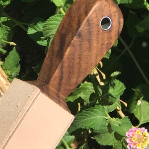 Deluxe Premium Solid Walnut et 10oz Cuir 4 strop à face avec trou de lanière en acier inoxydable. Rasoir, couteau, affûteur d’outils image 3