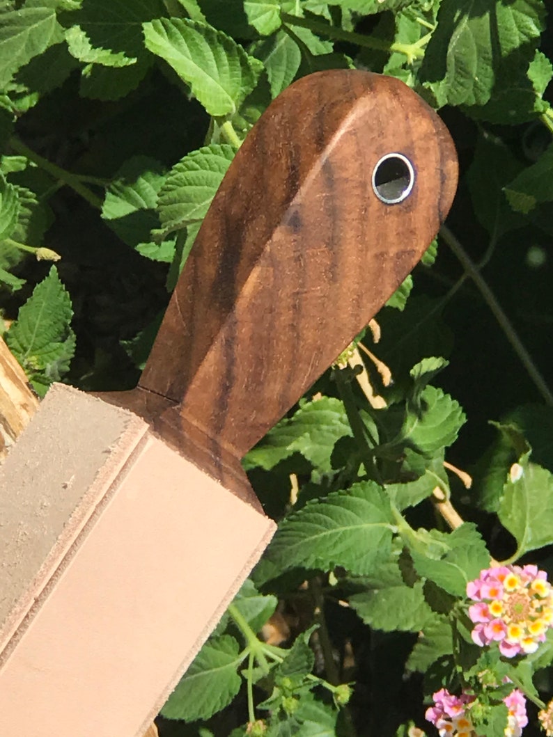 Deluxe Premium Solid Walnut et 10oz Cuir 4 strop à face avec trou de lanière en acier inoxydable. Rasoir, couteau, affûteur d’outils image 3