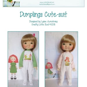 Könnte beinhalten: Zwei Puppen tragen weiße Pyjamas mit unterschiedlichen Farbakzenten. Eine Puppe trägt einen grün-weißen Pyjama mit einem Raupenmuster und die andere Puppe trägt einen rosa-weißen Pyjama mit einem Pilzmuster. Der Text "Dumplings Cute-suit" befindet sich oben im Bild. Der Text "Designed by Lynne Armstrong Crafty Little Red ©2018" befindet sich unter dem Titel.