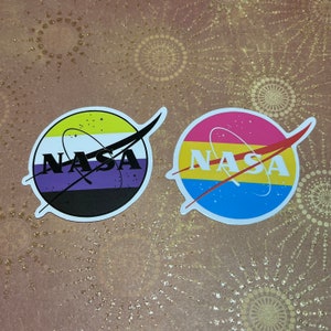 Niet-binaire en panseksuele NASA-stickers