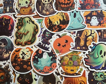 Peut inclure: Une collection d'autocollants sur le thème d'Halloween avec divers motifs. Les autocollants présentent des citrouilles, des fantômes, des chats, des maisons hantées et des squelettes dans un style cartoon. La palette de couleurs comprend l'orange, le noir, le vert et le violet.
