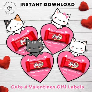 Könnte beinhalten: Vier rosafarbene herzförmige Valentinstags-Geschenk-Etiketten mit niedlichen Comic-Katzen und dem Text "You're a cool kat!" und "Happy Valentine's Day" mit einem Kit Kat Schokoriegel auf jedem Etikett.