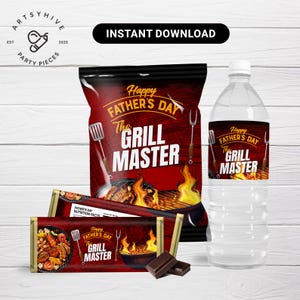 Puede incluir: Un juego de fiesta del Día del Padre con una bolsa grande, una botella de agua y barras de chocolate. La bolsa y la botella tienen etiquetas con el texto "Happy Father's Day" y "The Grill Master". Las barras de chocolate tienen un tema de barbacoa.
