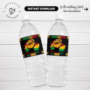 Puede incluir: Dos botellas de agua de plástico transparente con etiquetas de Juneteenth. Las etiquetas presentan un puño en alto en amarillo, verde y rojo, con las palabras "Juneteenth" y "Free-ish since 1865". Las botellas tienen tapas blancas.