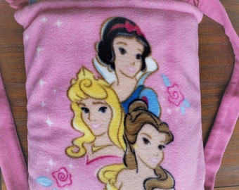 Disney Princesses Fleece Überwurf. Schneewittchen Belle Decke mit angehängtem Rucksack. Decke für Tageswagen. Falten in Rucksack für Easy Carry