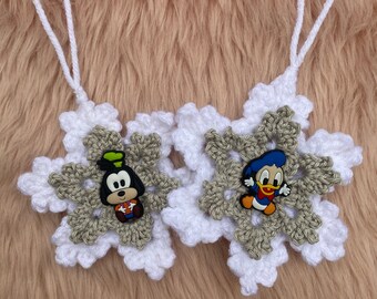 Pluto and Donald Snowflake Door Hanger / Ornament / Charm / Mickey and Friends / Christmas / Holiday / Decoration / Gift / Tree