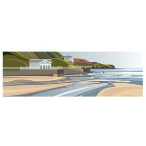 Könnte beinhalten: Ein weißes Gebäude mit grünem Dach steht auf einer Klippe mit Blick auf einen Sandstrand mit blauem Wasser. Der Strand ist leer und das Wasser ist ruhig.