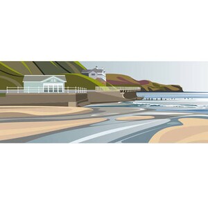 Könnte beinhalten: Ein weißes Gebäude mit grünem Dach steht auf einer Klippe mit Blick auf einen Sandstrand mit blauem Wasser. Das Gebäude hat ein weißes Geländer und einen weißen Zaun. Der Strand ist leer und das Wasser ist ruhig.