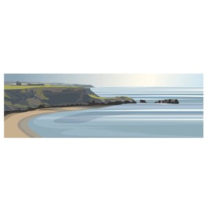 Könnte beinhalten: Eine Panoramaansicht einer felsigen Küste mit einem Sandstrand und einem ruhigen blauen Meer. Die Klippen sind mit grünem Gras bedeckt und der Himmel ist hellblau.