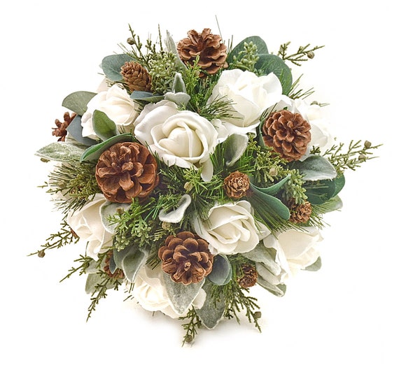 冬のウェディングブーケ ホワイトローズ コーン パイン ブライダル ブライズメイド プロム - ブートニア コサージュを追加 - Etsy 日本 カスケード ブライダルブーケ フラワー コサージュ 人工ローズブーケ 写真小道具 ブライダルブーケ ウェディングパーティー プロム用