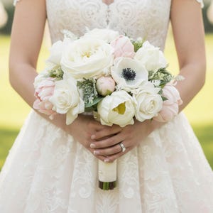 Ramo de novia para dama de honor, para graduación, con peonías artificiales, rosas blancas ruborizadas y suculentas: añadir ramillete y boutonniere.