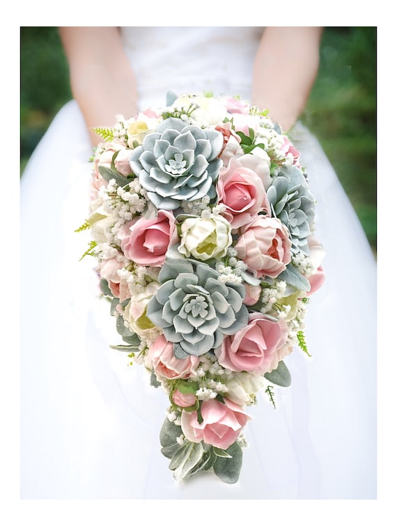 冬のウェディングブーケ ホワイトローズ コーン パイン ブライダル ブライズメイド プロム - ブートニア コサージュを追加 - Etsy 日本 カスケード ブライダルブーケ フラワー コサージュ 人工ローズブーケ 写真小道具 ブライダルブーケ ウェディングパーティー プロム用